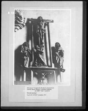 Südlicher Seitenaltar — Kreuzigungsgruppe