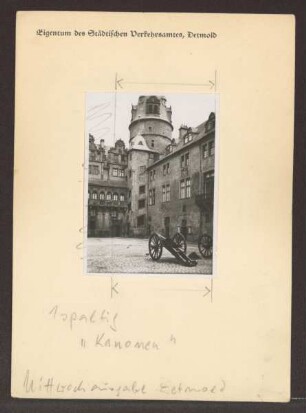 Der Innenhof des Schlosses mit Kanonen, Blick auf den Turm. Detmold. Schlossplatz. Papierabzug