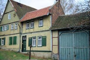 Gehöft in Hanglage; treppenartig abgesetzte Gebäudeteile; überdachtes Tor