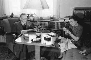 Bukarest: Familie Schmidt, Herr und Frau Schmidt am Tisch