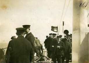 Passagiere auf dem Vordeck eines Passagierdampfers : Bordaufnahmen. Passagiere auf dem Vordeck eines Passagierdampfers