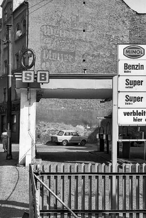 Deutsch-polnische Grenze, 1992. Görlitz-Alstadt, mit Tankstelle und alter Werbung an der Fassade