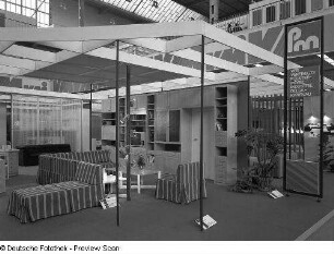 Ausstellungskojen mit Wohnzimmermöbeln (1976; VEB Oberlausitzer Möbelwerke Neugersdorf und andere Hersteller)