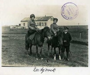 Touristinnen posieren beim Ponyreiten in der Umgebung von Reykjavik, im Hintergrund ein einzelnes Gehöft