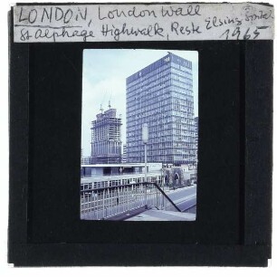 London, London Wall,London, Reste von St. Alphege : Hochhäuser, Überführung