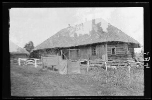 Rückansicht eines reetgedeckten Holzhauses