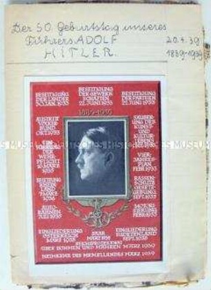 Bild-Text-Dokumentation in einem Schulheft mit Zeitungsausschnitten, Postkarten und Briefmarken u.a. zum 50. Geburtstag Hitlers und zum "Hitler-Stalin-Pakt" (Schülerarbeit)