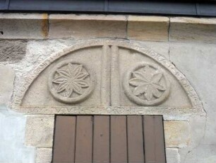 Kirche von Süden - südliches Seitenschiff-romanisches Tympanon im Detail mit Relief-Ornamentik über Portal