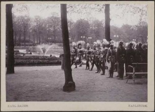 Großherzog Friedrich I. und Kaiser Wilhelm II. beim Spaziergang in Begleitung von Uniformierten.