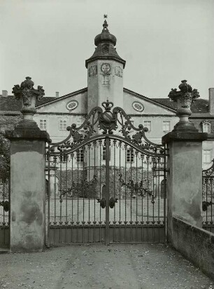 Schloss Hermsdorf, Schlosstor und Mittelbau des Schlosses