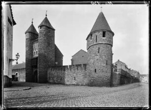 Maastricht, Niederlande. Stadttor Helpoort mit Stadtmauer
