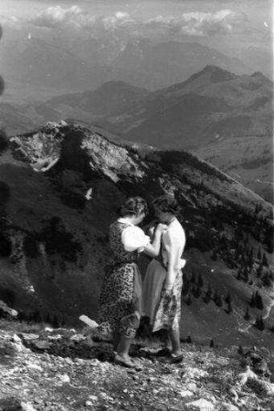 Bayrischzell: zwei Mädchen halten Aussicht [zwei Mädchen]