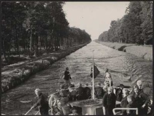 Hitlerjungen fahren mit dem Schulheimschiff "Hans Schemm" über die Stör-Wasserstraße