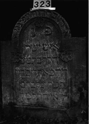 Grabstein 323 (Index: 99897581) Maße HxBxT: 100x73x19 cm Besonderheit: kulturhist. wertv. / künstl.-formale Gründe: Grabstein 323