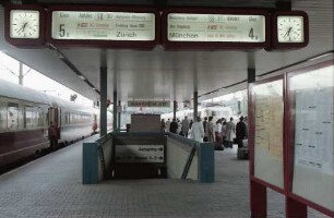 Mannheim: IC Bahnsteig mit zwei IC Zügen im Hauptbahnhof
