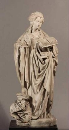 Bekleidete weibliche Statuette mit Diadem, Buch und Schwert