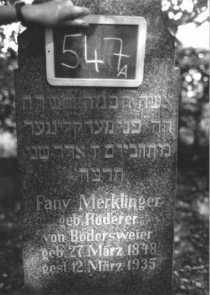 Grabstein 547 (Index: 100111523) Material: Granit Zustand: gut Maße HxBxT: 166x45x15 cm Beschreibung: Stele, Sockel, Abschluß: Sonderform: Grabstein 547A