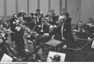 Bauleiter Hentschel, Brigadier Küntzel, Scheffler, VEB Altissa-Kamera-Werk Dresden, Brunhilde Diener, VEB Elbflorenz Dresden, Oberingenieur Haufe, Heinz Kubach, Heinz Nicolaus, Graphiker Wenzel, Hans Knappertsbusch, Direktor des Orchesters der Staatskapelle Dresden, u.a., Oktober 1956 - Mai 1957