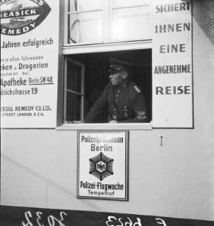Berlin-Tempelhof. Flughafen. Ein Beamter der Luftfahrtüberwachung