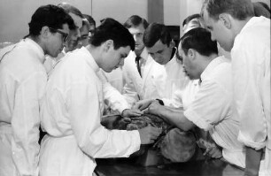 Freiburg: Medizinstudenten beim Sezieren, im Hörsaal der Anatomie