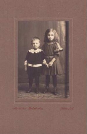 Foto zwei Kinder im Fotoatelier