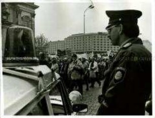 Volkspolizist bei der Großdemonstration am Berliner Dom