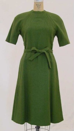 Moosgrünes Kleid mit Bindegürtel