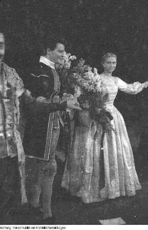Dresden, Besuch und Auftritt des französischen Schauspielers Gérard Philipe als Hauptdarsteller, März 1955 (sowie Reproduktionen aus Programmheft). Fotoserie anläßlich des Gastspiels des Pariser Théâtre National Populaire (TNP) mit "Ruy Blas" von Victor Hugo im Großen Haus der Staatstheater Dresden, 19. März 1955