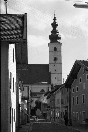 Waging: Straße mit Kirche