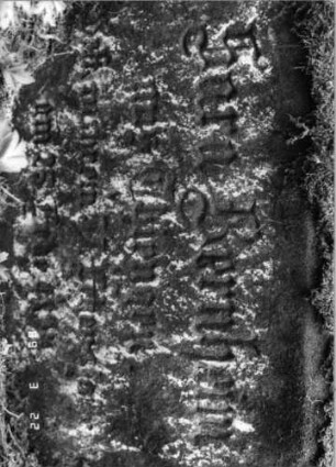 Grabstein 27 (Index: 99791826) Material: Sandstein Zustand: leicht verwittert Beschreibung: Sockel Besonderheit: keine Maßangaben: Grabstein 27 (Detailaufnahme)