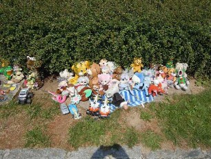 Gedenkstätte Lidice - Kinderspielzeug für die Opfer : Am Denkmal für die 1942 von den Deutschen ermordeten Kinder von Lidice legen Kinder heute Spielsachen nieder. Aufgenommen in der tschechischen Gedenkstätte Lidice am 28. Juli 2011