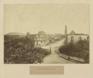 Ansicht nach der Schlacht bei Wörth, 6. August 1870: typisches Strassendorf Fröschweiler, Bauernhäuser sind entlang der Dorfstrasse gebaut, Vorderansicht rechts die zerstörte Kirche