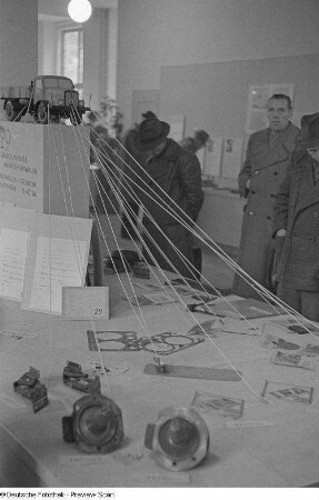 Ausstellungsbesucher vor dem Exponat "29 Verbesserungsvorschläge am Horch-Lastkraftwagen"