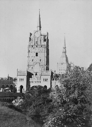 Rostock. Kröpeliner Tor (2. H. 13. Jh., 14. Jh.) und Turm (um 1430) der Jakobikirche