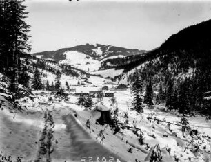 Verschneite Landschaft : Blick in ein verschneites Tal mit Häusern