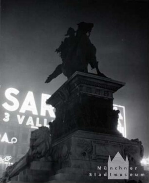 Mailand. Nächtliche Silhouette Reiterstandbild Viktor Emanuel II.