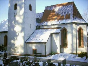 Ansicht von Südosten mit Kirche (Kirchturm romanisch) über Kirchhof