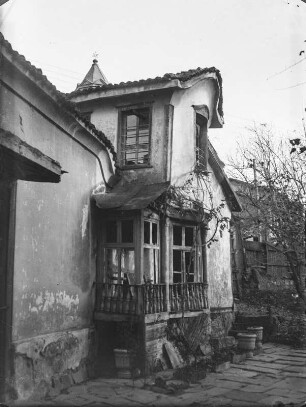 Gebäudeansicht : Blick vom Hof ​​des Hauses von Artin Gidikov auf das Haupttor. Das Haus befindet sich in der Altstadt der Stadt Plovdiv, Bulgarien