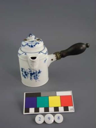 Schokoladenkanne mit unterglasurblauer Blumenmalerei