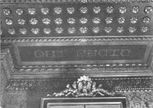 Türbekrönung mit Adler unter Inschrift "Qui facio"