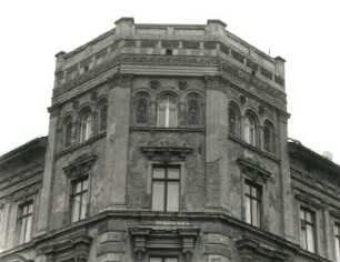 Görlitz-Altstadt, Demianiplatz 34/35. Wohnhaus mit Läden (um 1870). Ecke mit Fenstern (3. und 4. Obergeschoß)