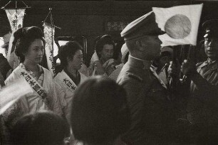 Soldaten rücken zur Front aus