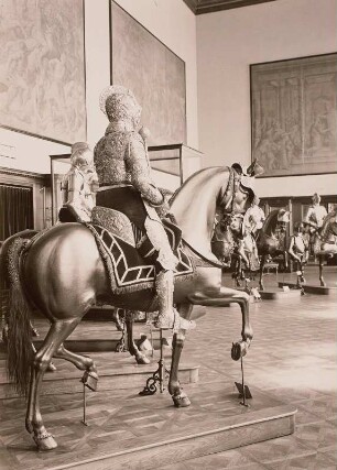 Historisches Museum. Saal 6 : Johanneum, Obergeschoss. Historisches Museum. Saal 6 Renaissance-Saal, im Vordergrund Harnisch Kurfürst Christian II. von Desiderius Colman, Augsburg