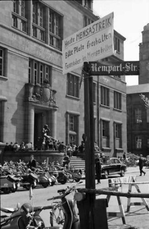Freiburg: Schild; Mensastreik am Straßenschild