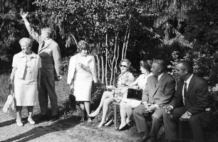 Rothaus: Gruppe im Garten