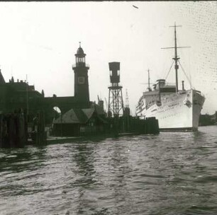 Reisefotos. Das Passagierschiff "Milwaukee" im Hamburger Hafen mit Leuchtturm