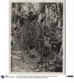 Barbado-Umotina-Frau mit großem Fischnetz