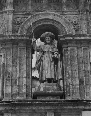 Figur des Heiligen Jakobus als Portalbekrönung