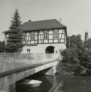 Rodewisch-Obergöltzsch, Schloßstraße 2. Ehemaliges Rittergut Obergöltzsch. Herrenhaus (17. bis 19. Jh.). Torhaus. Straßenansicht mit Brücke