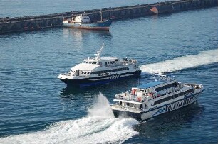 Neapel - Hafenanlage : Auto-Schnellfähren nach Sardinien, Ein-und Ausfahrt im Hafen von Neapel, aufgneommen 2006